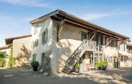 Maison de charme rénovée et meublée de 8 pièces à Meinier