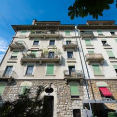 Bel appartement de 2 pièces au 2ème étage   Nous vous proposons un appartement de 2 pièces en bon état, récemment rénové et très lumineux.  Il comprend : .	Cuisine aménagée mais non équipée .	Placard de rangement  Une cave vient compléter ce bien. L'immeuble dispose également d'un ascenseur, d'une buanderie collective et d'un digicode.  Visite groupée le lundi 4 août à 12h15 directement sur place sans inscription. Merci d'attendre en bas de l'immeuble.