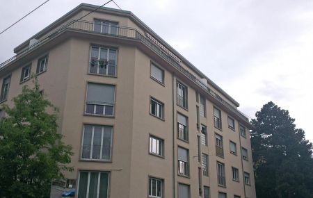 Studio au 3ème étage  L'immeuble bénéficie d'aide et les candidats retenus devront obligatoirement être retraité et être au bénéfice des aides complémentaires AVS. Les autres aides (social, AI, etc) ne sont pas prises en compte.