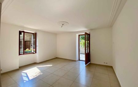 Maison de village jumelée de 6 pièces avec jardin à Veyrier
