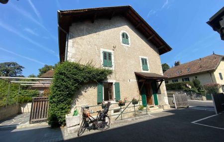 Maison de village jumelée de 6 pièces avec jardin à Veyrier