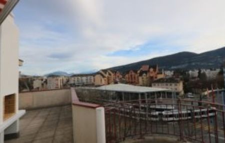 Appartement de 5 pièces en attique avec mezzanine et terrasse à Thônex