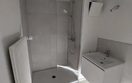 Très belle maison de village de 146m2 environ dont l'intérieur a été entièrement rénové sans balcon