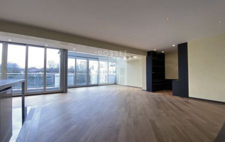 OPPORTUNITEE A SAISIR Appartement 5 pièces au 6ème étage - env. 127 m2 avec cachet.