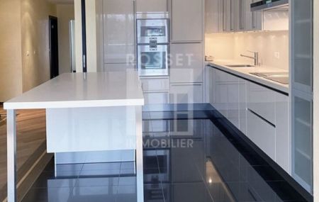 OPPORTUNITEE A SAISIR Appartement 5 pièces au 6ème étage - env. 127 m2 avec cachet.
