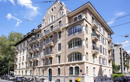 Appartement de 3 pièces au 2ème étage donnant sur un square agréablement végétalisé, idéalement situé proche des parcs, du bord du Lac et de toutes commodités.