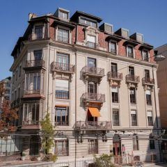 Bel objet d'environ 171m2 situé au 1er étage, en plein coeur du Quartier de Champel et proche de toutes les commodités.
