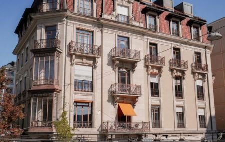 Bel objet d'environ 171m2 situé au 1er étage, en plein coeur du Quartier de Champel et proche de toutes les commodités.
