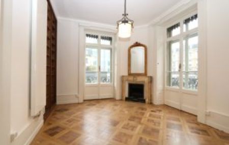Appartement de 6 pièces avec balcon dans le quartier de Plainpalais