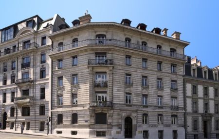 Magnifique appartement de 6 pièces rénové au 2ème étage en plein coeur du quartier des Tranchées et proche de toutes les commodités.