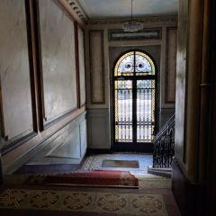 Magnifique appartement de 6 pièces rénové au 2ème étage en plein coeur du quartier des Tranchées et proche de toutes les commodités.