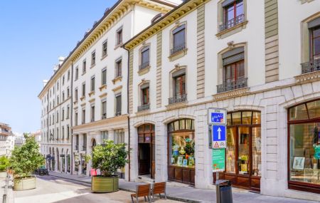 Appartement de 3 pièces d'environ 57m2 idéalement situé dans un immeuble de standing, au coeur du centre-ville de Genève, proche des Rues Basses et de toutes commodités.