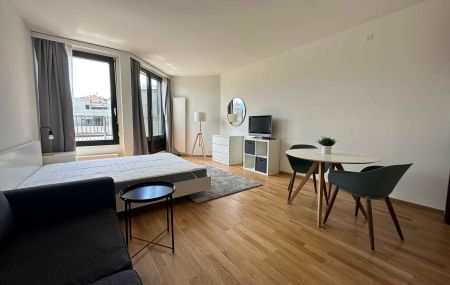 Studio meublé en attique avec balcon au centre ville