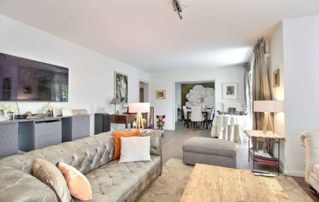 Appartement meublé de 5 pièces (deux chambres) avec balcon à Genthod