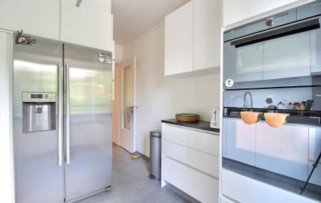 Appartement meublé de 5 pièces (deux chambres) avec balcon à Genthod