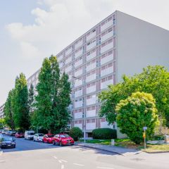 Appartement de 5.5 pièces au 4ème étage dans un immeuble avec ascenseur.