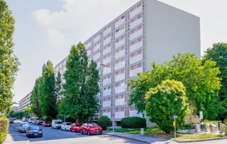 Appartement de 5.5 pièces au 4ème étage dans un immeuble avec ascenseur.