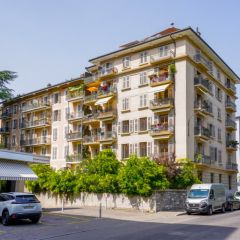 Appartement en pignon, dans un immeuble de style ancien, hall, cuisine entièrement équipée (hotte, vitro, four, frigo, congélateur et lave-vaisselle), séjour avec balcon, deux chambres, sdb/wc, cave, plusieurs armoires encastrées, parquet ancien. Beaucoup de cachet.  Proche de toutes commodités.-