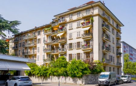 Appartement de 4 pièces au 3ème étage.-