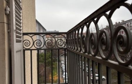 Appartement de 4 pièces au 3ème étage.-