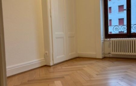 Appartement de 4 pièces au 3ème étage.-