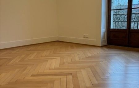 Appartement de 4 pièces au 3ème étage.-