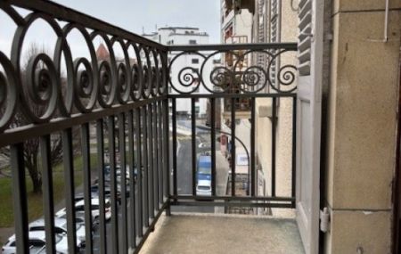 Appartement de 4 pièces au 3ème étage.-