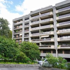 Dans immeuble de standing, grand appartement traversant de 4 pièces au 4ème étage avec balcons.
