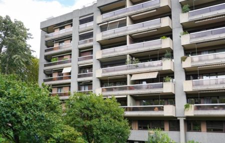 Dans immeuble de standing, grand appartement traversant de 4 pièces au 4ème étage avec balcons.