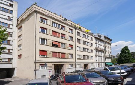 Appartement de 3 pièces au 6ème étage en attique dans un immeuble avec ascenseur.