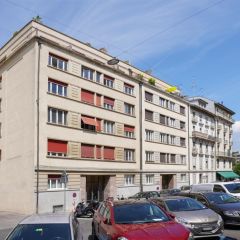 Appartement de 3 pièces au 6ème étage en attique dans un immeuble avec ascenseur.