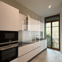 Bel objet d'environ 171m2 situé au 1er étage, en plein coeur du Quartier de Champel et proche de toutes les commodités.