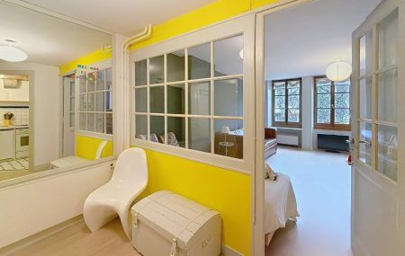 Studio meublé, donnant sur la place du bourg de four en vieille ville.