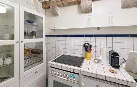 Studio meublé, donnant sur la place du bourg de four en vieille ville.