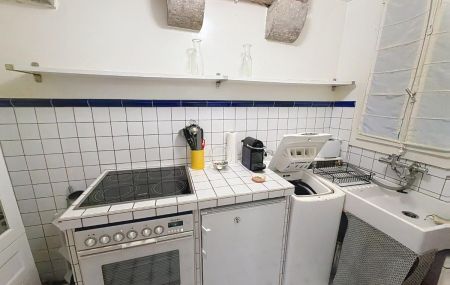 Studio meublé, donnant sur la place du bourg de four en vieille ville.