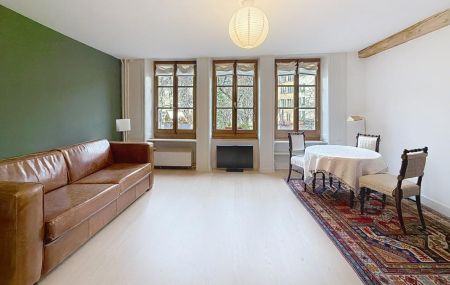 Studio meublé, donnant sur la place du bourg de four en vieille ville.