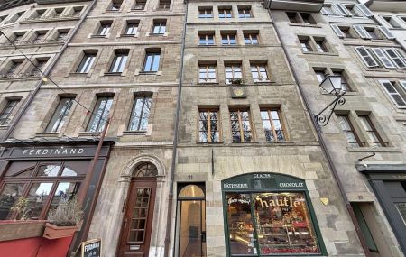 Studio meublé, donnant sur la place du bourg de four en vieille ville.