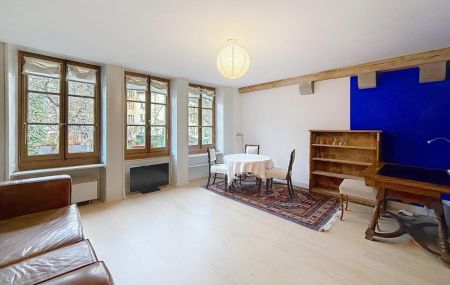 Studio meublé, donnant sur la place du bourg de four en vieille ville.