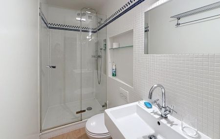 Studio meublé, donnant sur la place du bourg de four en vieille ville.