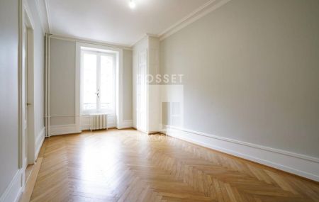 Magnifique appartement de 6 pièces rénové au 2ème étage en plein coeur du quartier des Tranchées et proche de toutes les commodités.