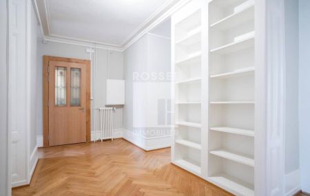 Magnifique appartement de 6 pièces rénové au 2ème étage en plein coeur du quartier des Tranchées et proche de toutes les commodités.