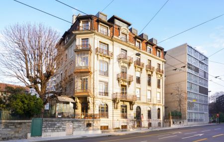 Bel objet d'environ 171m2 situé au 1er étage, en plein coeur du Quartier de Champel et proche de toutes les commodités.