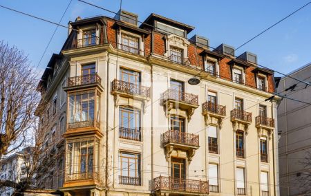 Bel objet d'environ 171m2 situé au 1er étage, en plein coeur du Quartier de Champel et proche de toutes les commodités.