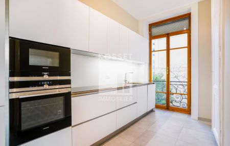 Bel objet d'environ 171m2 situé au 1er étage, en plein coeur du Quartier de Champel et proche de toutes les commodités.