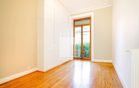 Bel objet d'environ 171m2 situé au 1er étage, en plein coeur du Quartier de Champel et proche de toutes les commodités.