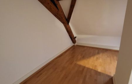 Belle chambre mansardée, idéal pour étudiants ou comme pied-à-terre, avec vue dégagée.