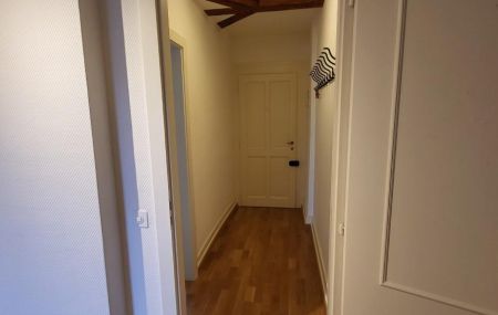 Belle chambre mansardée, idéal pour étudiants ou comme pied-à-terre, avec vue dégagée.