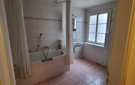 Belle chambre mansardée, idéal pour étudiants ou comme pied-à-terre, avec vue dégagée.