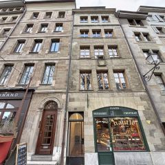 Studio meublé, donnant sur la place du bourg de four en vieille ville.