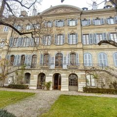 Belle chambre mansardée, idéal pour étudiants ou comme pied-à-terre, avec vue dégagée.